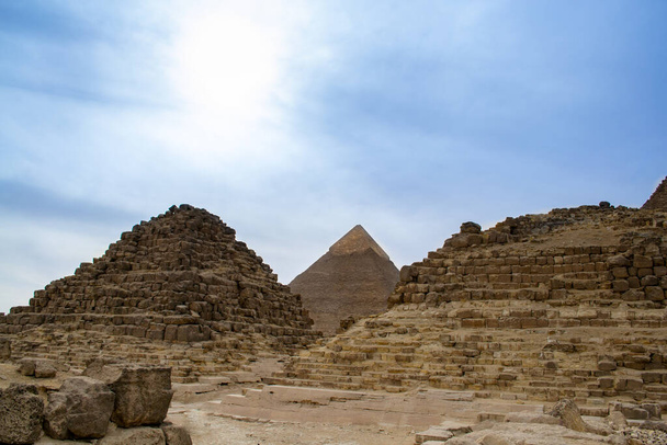 Κάιρο, Αίγυπτος - 09 Φεβρουαρίου 2021. Μεγάλες πυραμίδες της αρχαίας Αιγύπτου στη Γκίζα, Κάιρο - Φωτογραφία, εικόνα