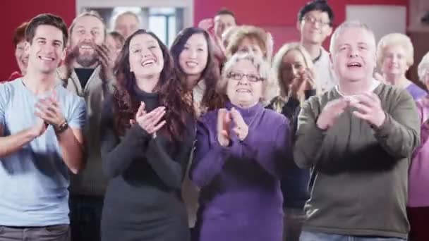 Muotokuva iloinen ryhmä ihmisiä sekoitettu ikä ja rotu
 - Materiaali, video