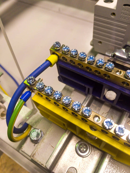 Connecting neutral and ground wires to contact modules on a DIN rail - Photo, Image