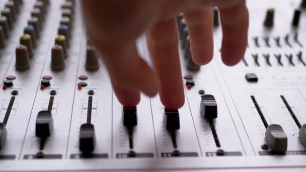 Ingénieur du son, DJ déplace les curseurs avec les doigts sur le mélangeur audio dans le studio d'enregistrement - Séquence, vidéo