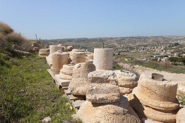 Resten van zuilen in ruïnes van het paleis van Koning Herodes - Herodion in de Judeeuwse Woestijn, in Israël - Foto, afbeelding