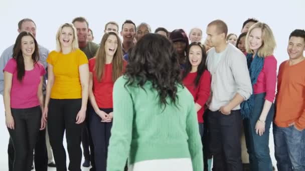 Monikansalliset ihmiset seisovat yhdessä
 - Materiaali, video