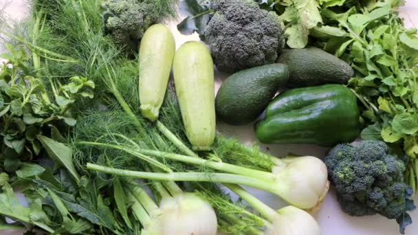Mano masculina toma pimiento verde en alimentos saludables selección de alimentación limpia: frutas, verduras, aguacate, espinacas superalimentos, verduras de hoja - Metraje, vídeo