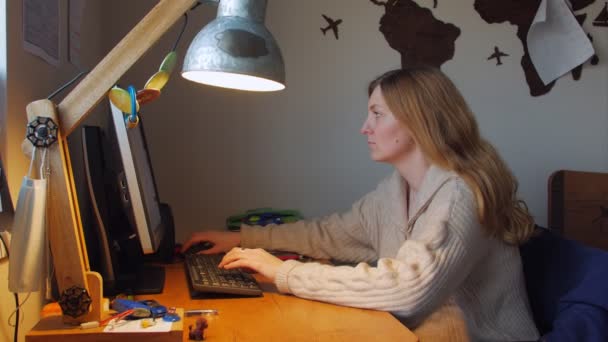 vrouw die aan de computer werkt - Video