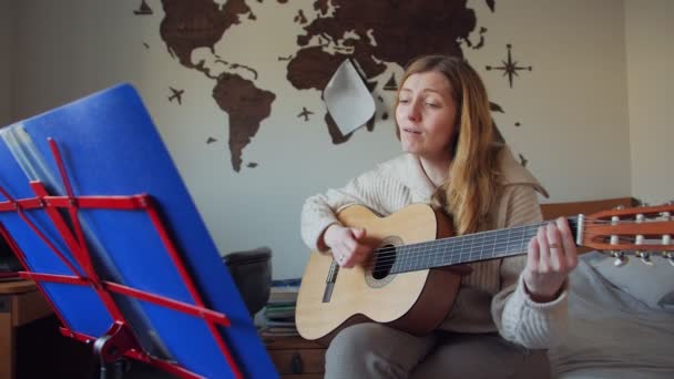 Frau singt und spielt Gitarre - Filmmaterial, Video