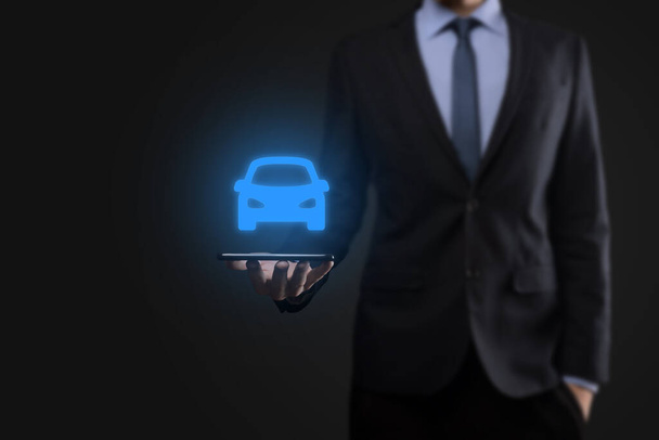 Ψηφιακή σύνθεση του ανθρώπου που κατέχουν εικονίδιο αυτοκινήτων.Αυτοκίνητο ασφάλιση και αυτοκίνητο έννοια υπηρεσιών. Επιχειρηματίας με προσφορά χειρονομία και εικόνα του αυτοκινήτου - Φωτογραφία, εικόνα