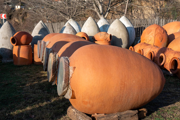 Pots géorgiens traditionnels en céramique kvevri pour le vin, le commerce extérieur - Photo, image