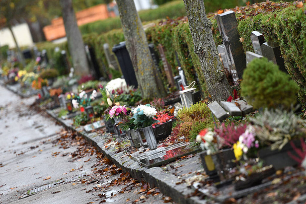 Graven op het kerkhof Wels in de herfst, Oostenrijk, Europa;  - Foto, afbeelding