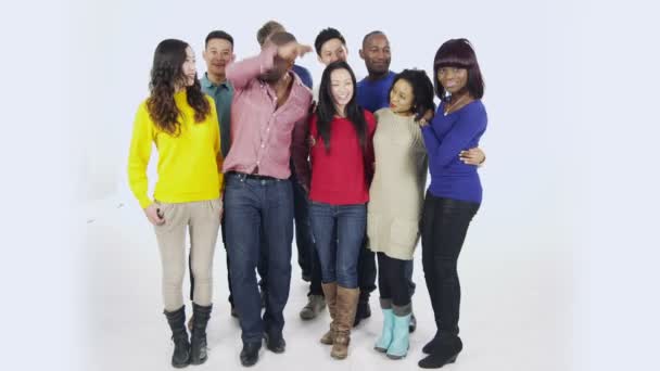 Multi etnikai emberek állnak össze - Felvétel, videó