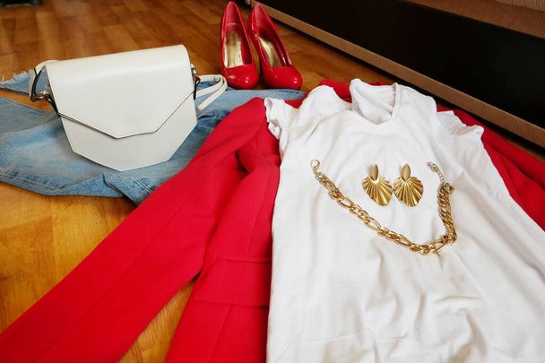 šaty s bundou, taškou, džínami, šperky a obuví pro moderní dámské oblečení, detailní záběr - Fotografie, Obrázek