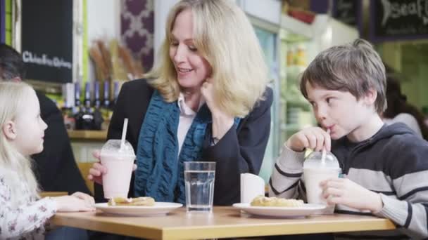 Мила дівчинка в кафе любить ділитися своїм молочним коктейлем
 - Кадри, відео