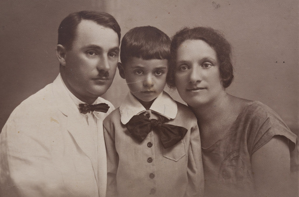 Сімейний портрет молодої пари з дитиною
 - Фото, зображення
