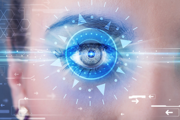 Cyber chica con ojo technolgy mirando en iris azul - Foto, Imagen