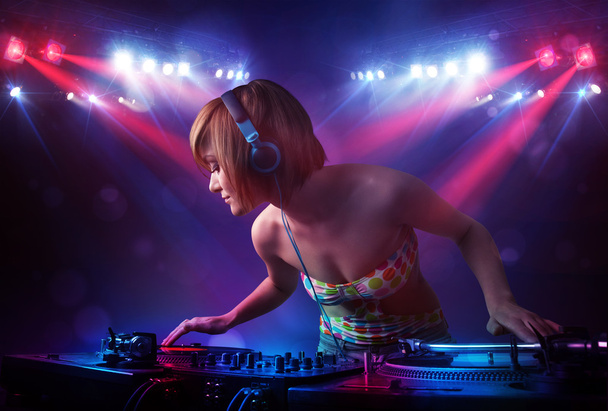 Teenager DJ mistura registros na frente de uma multidão no palco
 - Foto, Imagem
