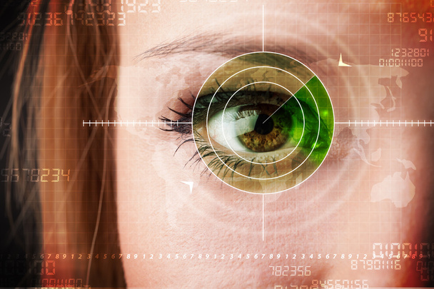 Mujer cibernética con ojo blanco militar moderno
 - Foto, imagen