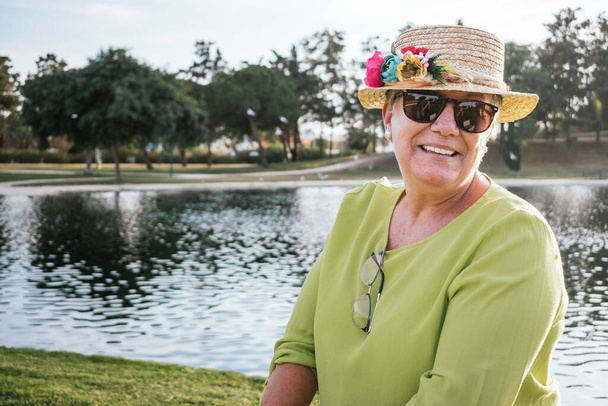 портрет улыбающейся женщины на пенсии в шляпе - Фото, изображение