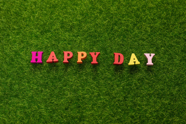 Texto del día feliz en una hierba verde.  - Foto, imagen