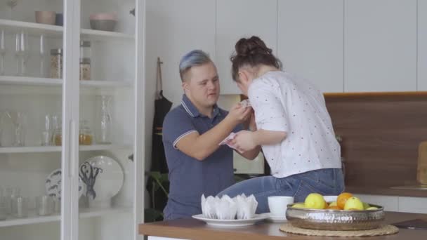 Parejas jóvenes con síndrome de Down enamoradas en la cocina - Metraje, vídeo