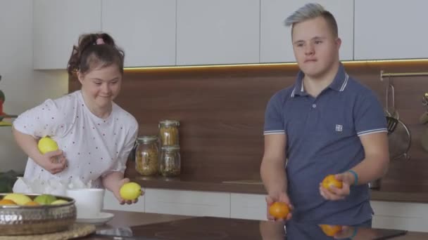 Parejas jóvenes con Síndrome de Down hacen malabares en la cocina - Metraje, vídeo