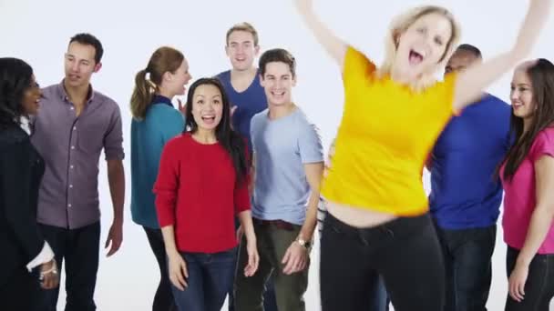 multi etnische groep van mensen die zich samen in felgekleurde casual kleding en plezier - Video