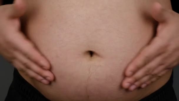 tłuszcz mans brzuch, mężczyzna głaskanie brzuch  - Materiał filmowy, wideo