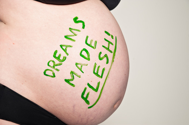 Detail eines schwangeren Magens - Foto, Bild