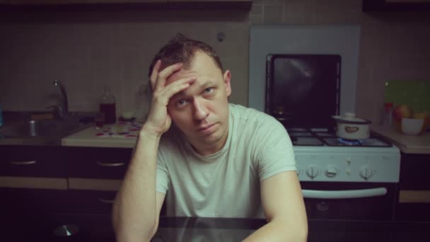 Portret van een depressieve man thuis aan tafel, camerabeweging - Video