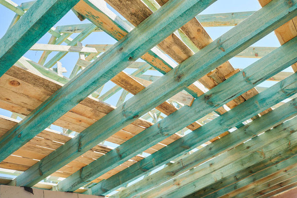 Dachkonstruktion auf Baustelle. Dachstuhl aus Holz. Montage von Holzbalken auf der Hausbaustelle - Foto, Bild