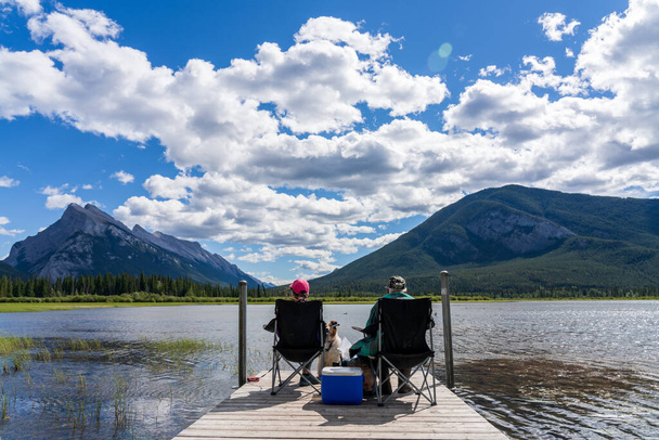 Turyści mający piknik w Vermilion Lakes Viewpoint, relaks i cieszyć się krajobrazami w okresie letnim. Park Narodowy Banff, Canadian Rockies, Alberta, Kanada. - Zdjęcie, obraz