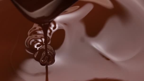 δράση της ανάδευσης και χύτευσης λιωμένης σοκολάτας με σπάτουλα - Πλάνα, βίντεο