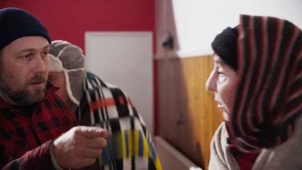 άστεγους και άπορους ανθρώπους, τυλιγμένη ζεστό από το κρύο στέκεται στη γραμμή - Πλάνα, βίντεο