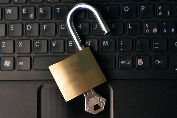 Деталь металевого замка безпеки над клавіатурою комп'ютера
, - Фото, зображення
