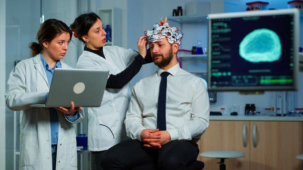 Tiimin neurologiset tutkijat kehittävät yhdessä hoitoa - Valokuva, kuva