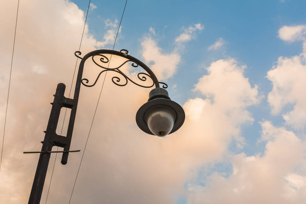Veřejné osvětlení lampy s oblohou v pozadí, typické pro magická města v Mexiku - Fotografie, Obrázek