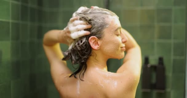 Kobieta myje włosy - Materiał filmowy, wideo