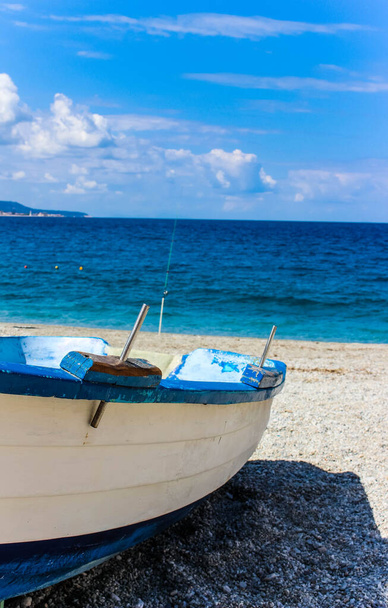weiß-blaues Boot am Strand mit blauem Himmel und Mittelmeer - Foto, Bild