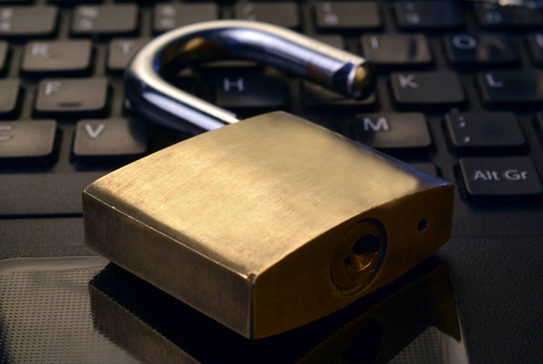 Деталь металевого замка безпеки над клавіатурою комп'ютера
, - Фото, зображення
