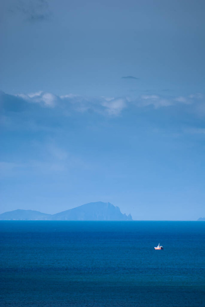 Kuzey Atlantik Okyanusu 'nda Kerry İrlanda Halkası yakınlarında bir feribot. - Fotoğraf, Görsel