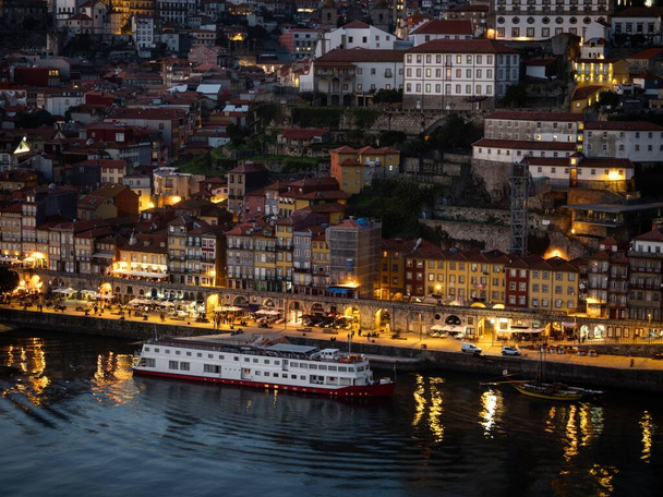 Zonsondergang panorama van de historische oude binnenstad van Porto Ribeira wijk Douro rivieroever waterkant in Porto, Portugal Europa - Foto, afbeelding