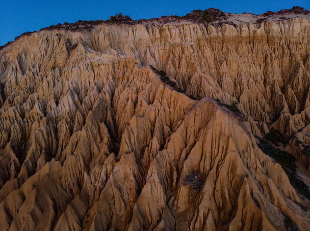 Widok z lotu ptaka Arriba Fossil da Praia da Gale Fontainhas plaża hoodoo bajki komin ziemia piramida formacje skalne kanion erozja, Atlantycki ocean Melides Portugalia Europa - Zdjęcie, obraz