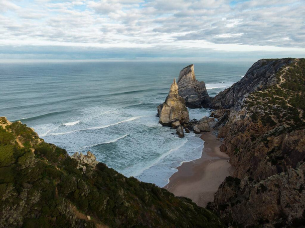 Повітряна панорама хвиль розбивається об берег острова Прая-да-Урса на атлантичному узбережжі скелястого піщаного пляжу Кабо-да-Рока-Сінтра Лісабон Португалія Європа - Фото, зображення