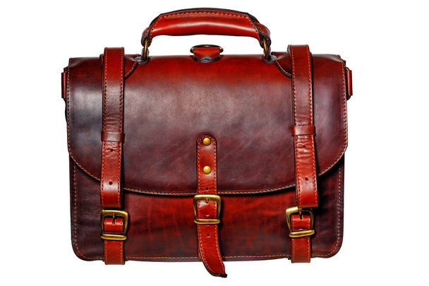 Kožené červenohnědý kufřík s úzkými řemínky a mosaznými přezkami ve stylu vintage izolované na bílém pozadí. - Fotografie, Obrázek