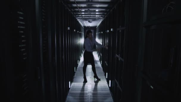 IT engineers working in a data centre - Materiał filmowy, wideo