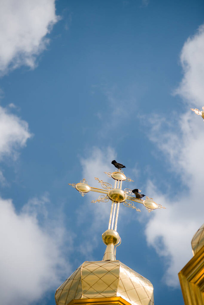 kirkon risti kirkon katolla varikset salaperäinen merkki voimaa - Valokuva, kuva