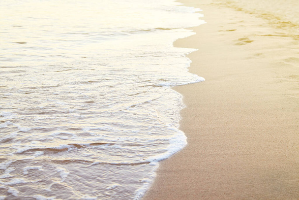 Playa de arena de una orilla del mar con una ola - Foto, Imagen