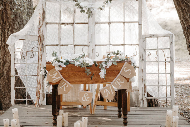 Vintage rústico decoração do casamento ao ar livre - mesa de namorados com flores brancas, fundo de renda, moldura da janela velha - Foto, Imagem