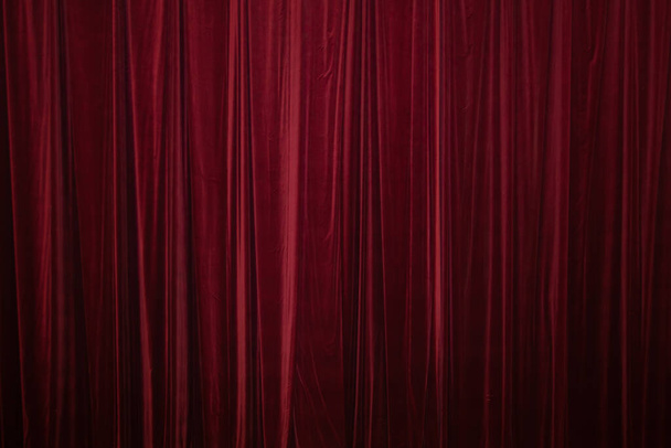 Κόκκινη κουρτίνα στο παρασκήνιο θεάτρου - Φωτογραφία, εικόνα