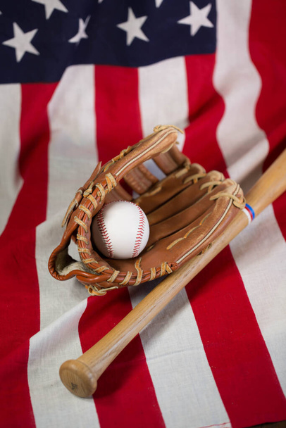 Baseball ütő és kesztyű amerikai zászlón - Fotó, kép