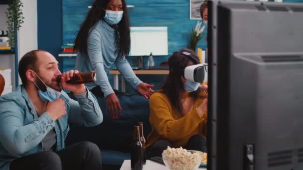 Przyjaciele doświadcza wirtualnej rzeczywistości grając w gry wideo sobie vr - Materiał filmowy, wideo