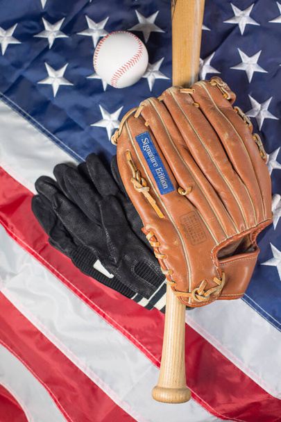 Taco de beisebol e luva na bandeira americana - Foto, Imagem